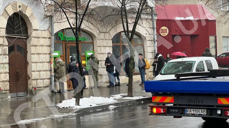 Люди стоят в очереди, чтобы снять деньги. Фото: "Страна"