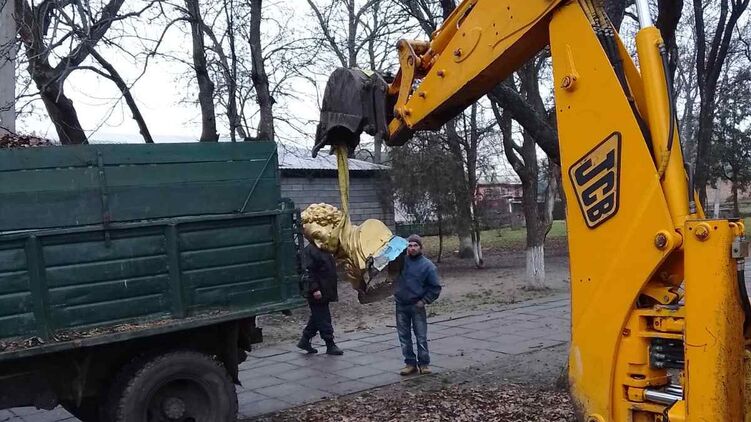 В Украине снесли очередной бюст Пушкина. Фото: facebook.com/groups