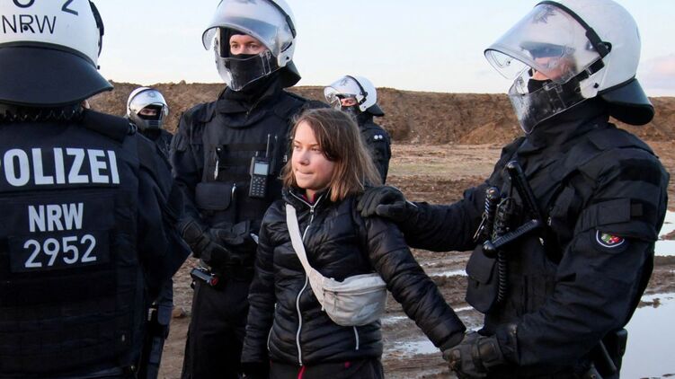 Полиция досматривает активистку. Фото: bbc.com