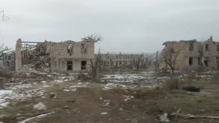 На показанной улице не осталось ни одного уцелевшего здания. Скриншот из видео
