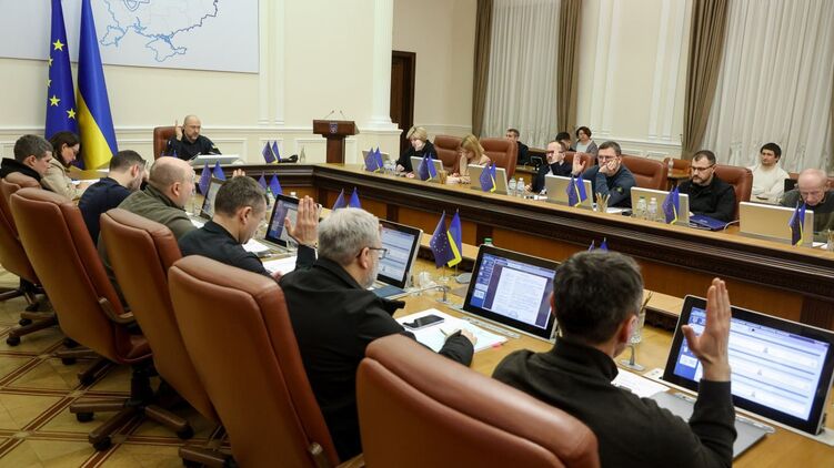 Кабмин принял постановление о запрете должностным лицам пересекать границу без уважительной причины. Фото: Telegram