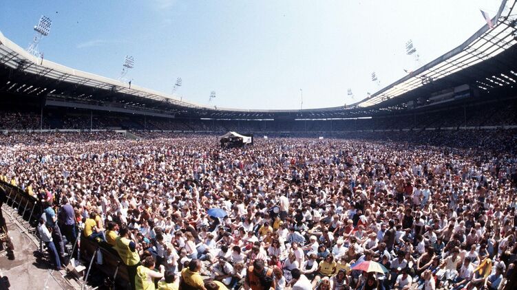 Международный благотворительный музыкальный фестиваль Live Aid прошел 13 июля 1985 года на стадионе "Уэмбли". Звёзды мировой эстрады собирали деньги в помощь голодающей Эфиопии
