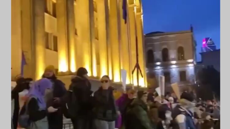 Под парламентом Грузии продолжаются протесты. Скриншот видео