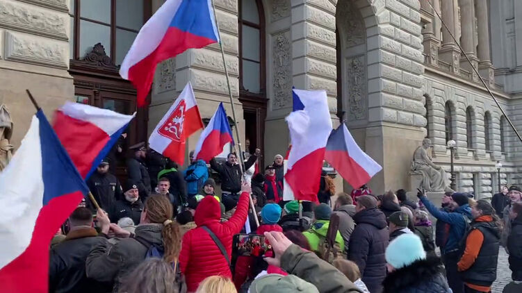 В Чехии местные жители вышли на митинг против поставок оружия Украине. Скриншот из видео