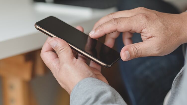 Телефоны рекомендуют сменить из соображений безопасности. Фото: pxhere.com
