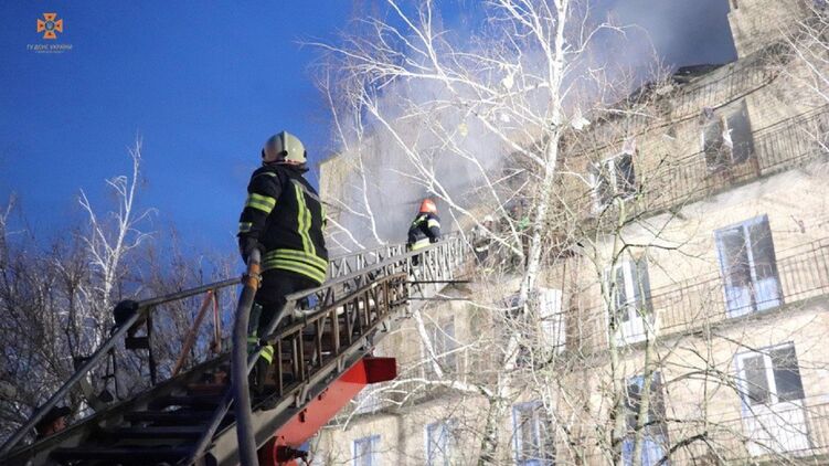 Последствия удара по общежитию в Киевской области. Фото: ГСЧС