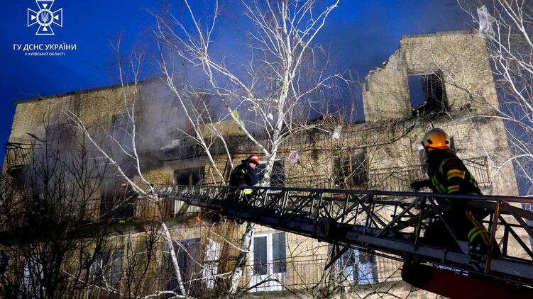 Наслідки удару росіян по гуртожитку. Фото: facebook.com/MNSKOB