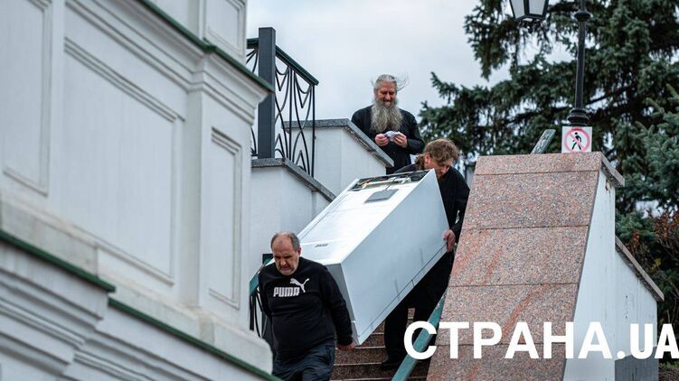 Монахи забирают вещи из лавры. Фото: Страна