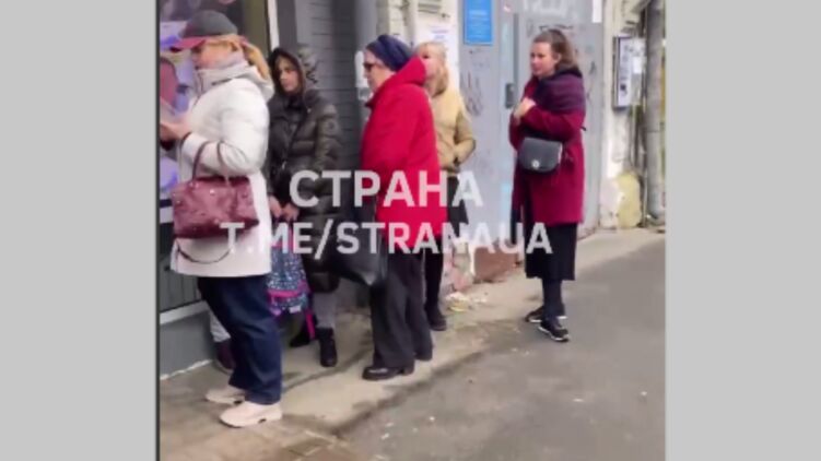 Киевляне скупают в аптеках популярные лекарства. Скриншот видео