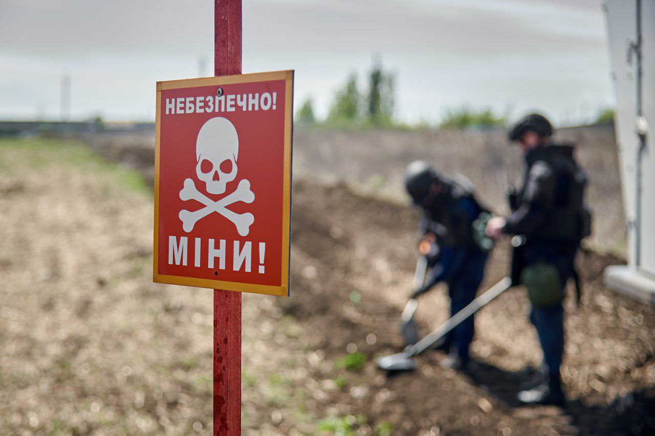 Продолжается разминирование украинской земли. Фото ГСЧС