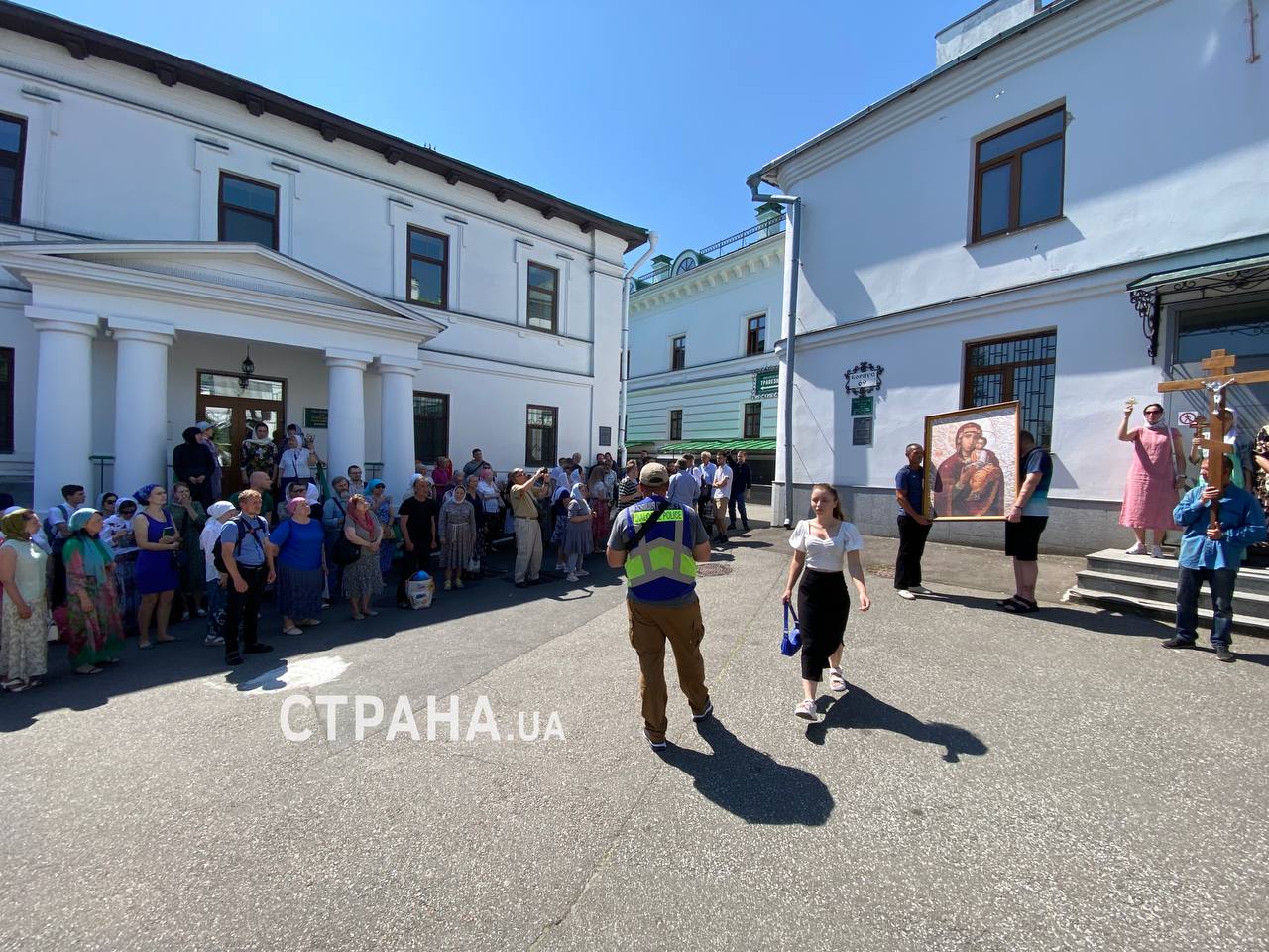 Верующие блокируют доступ комиссии Минкульта к корпусам Лавры. Фото "Страны"