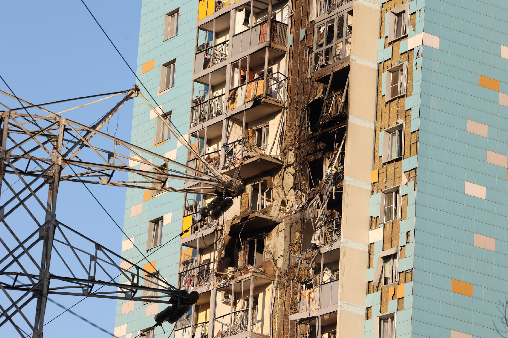 Наслідки удару українського дрона по житловому будинку в Раменському під Москвою