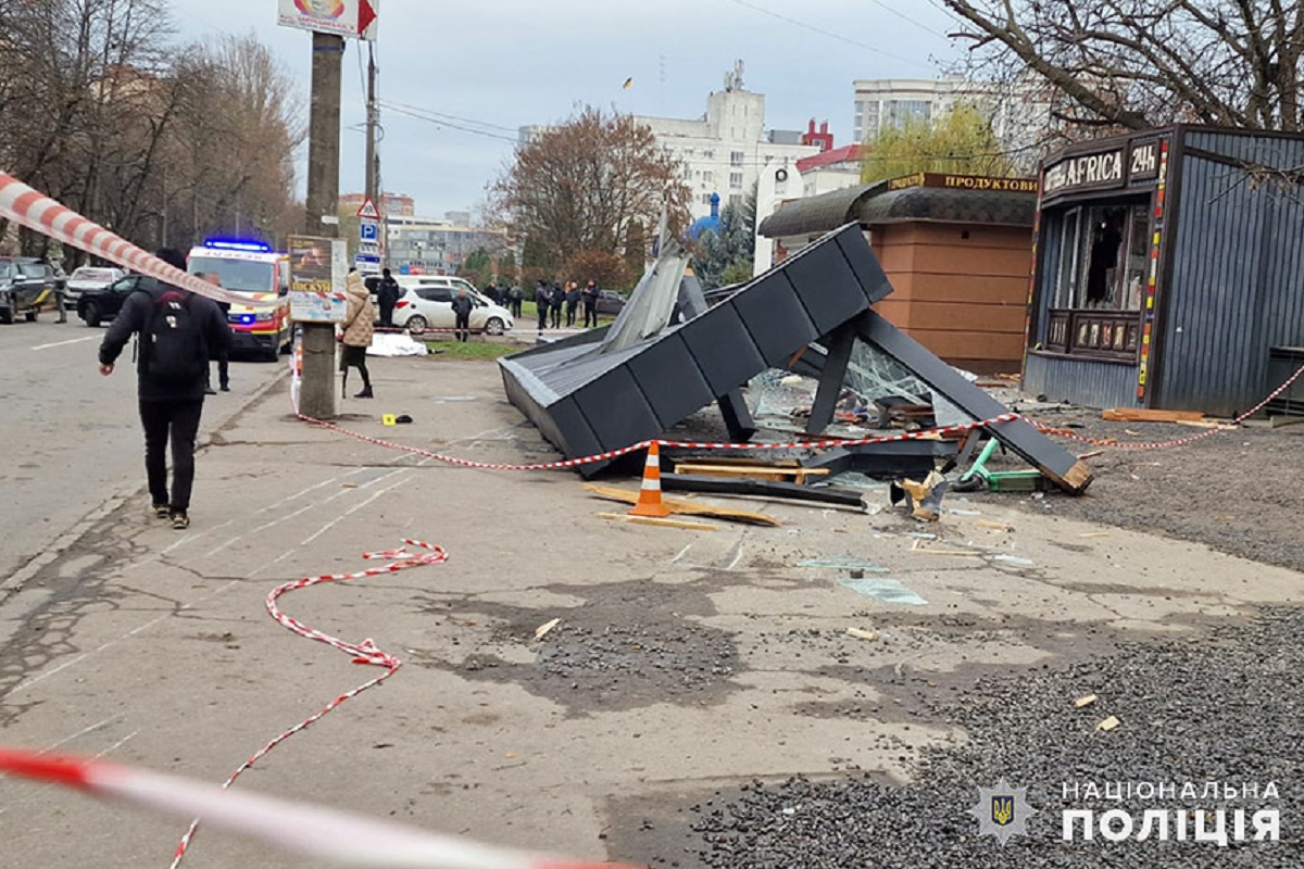 Руины остановки после ДТП. Фото: facebook.com/policia.Khmelnytskoi.oblasti