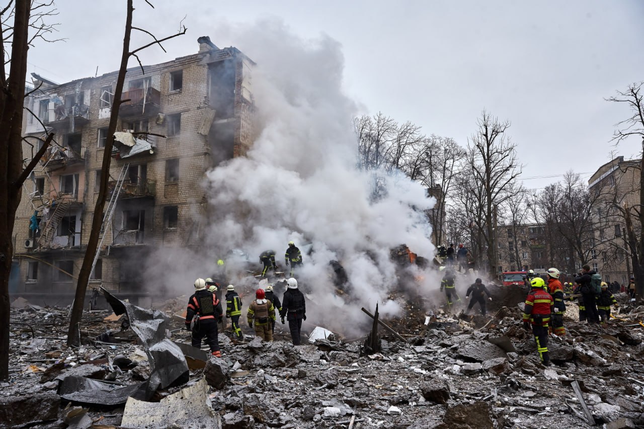Место обрушения дома после обстрела. Фото: Харьковский горсовет