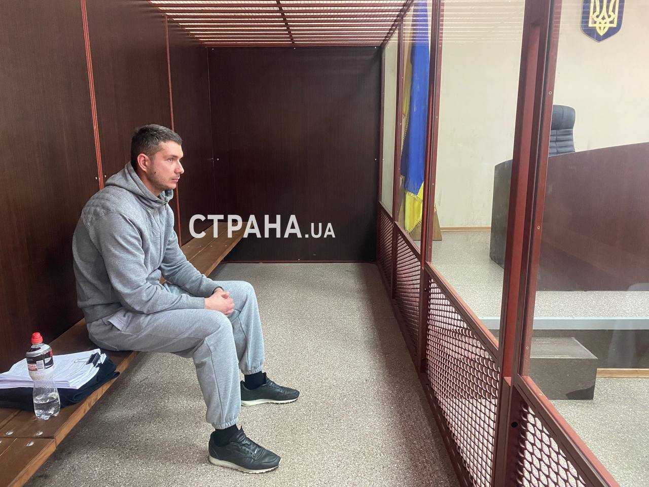 Подозреваемый на скамье в зале суда. Фото: Страна