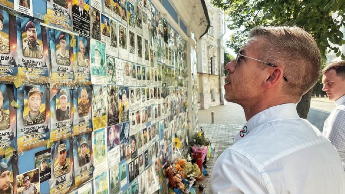 Петер Мадяр почтил память погибших украинских бойцов. Фото: Facebook