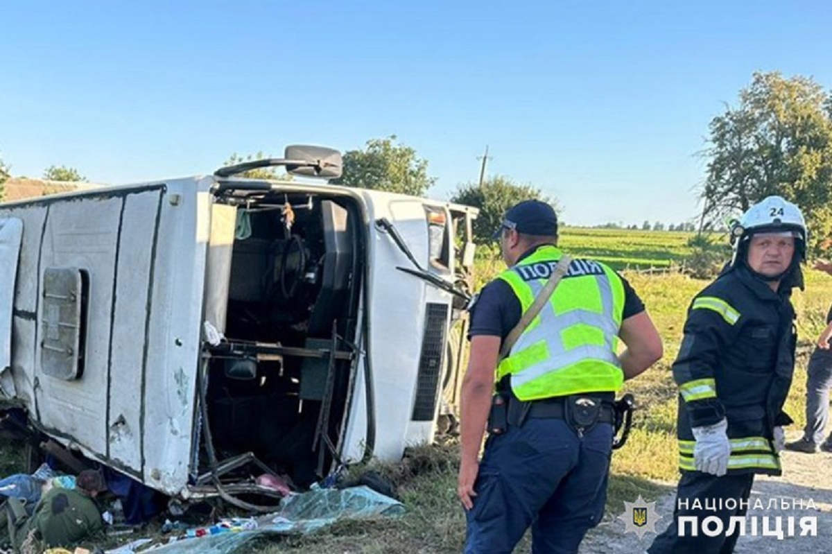 В Хмельницкой области автобус с детьми попал в ДТП. Фото: Нацполиция