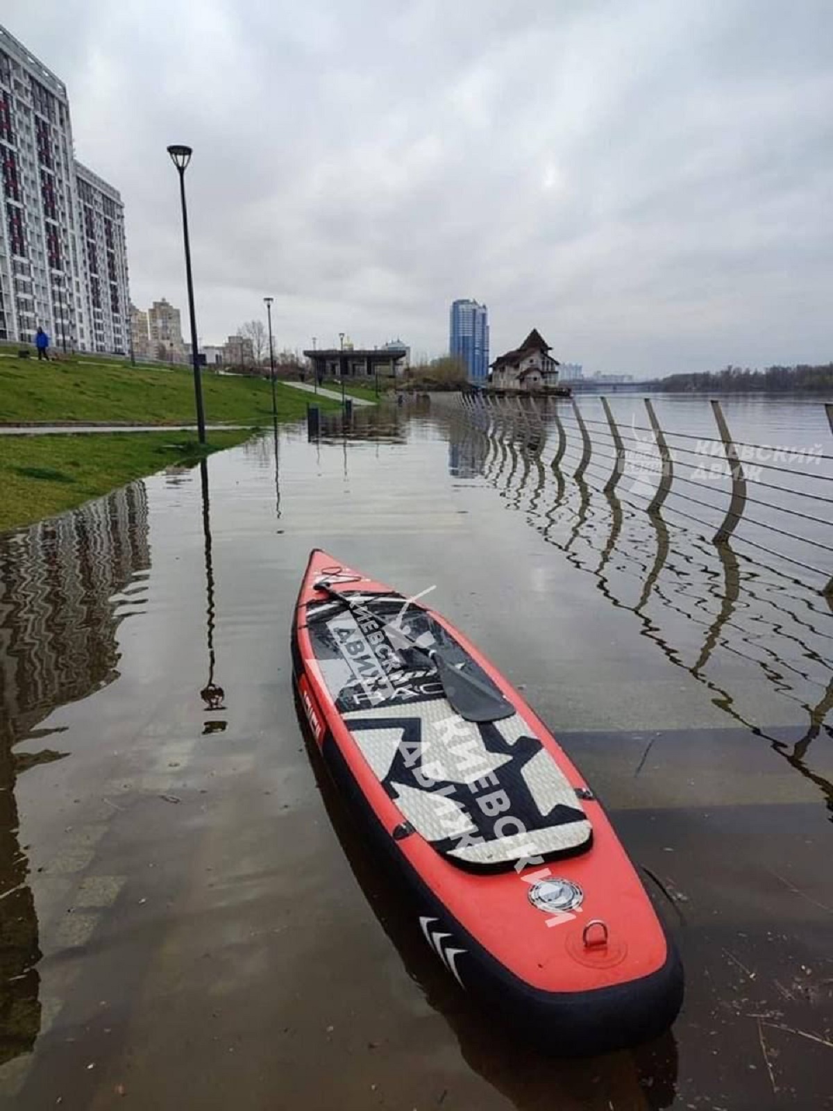 В Киеве значительно поднялся уровень воды в Днепре. Фото: местные паблики