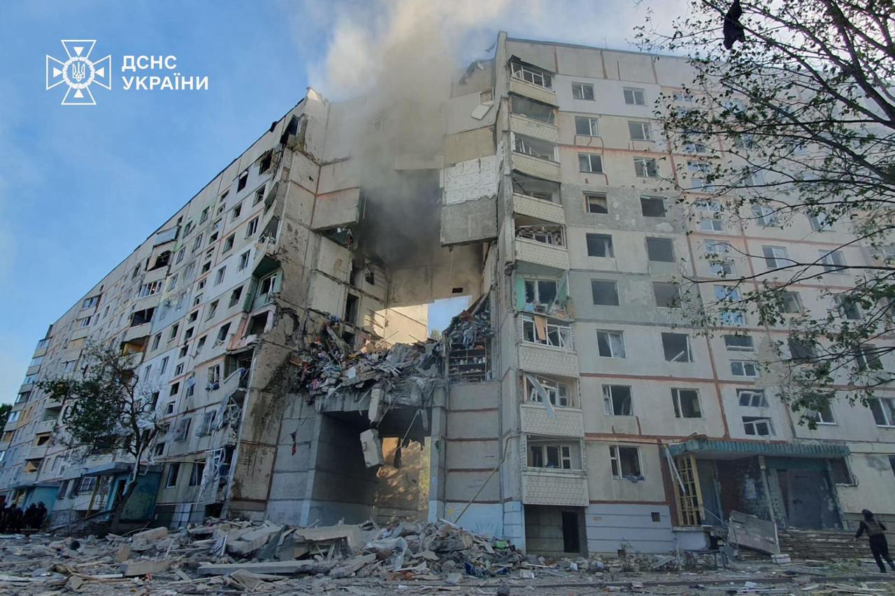 Последствия российского удара по Харькову. Фото: ГСЧС