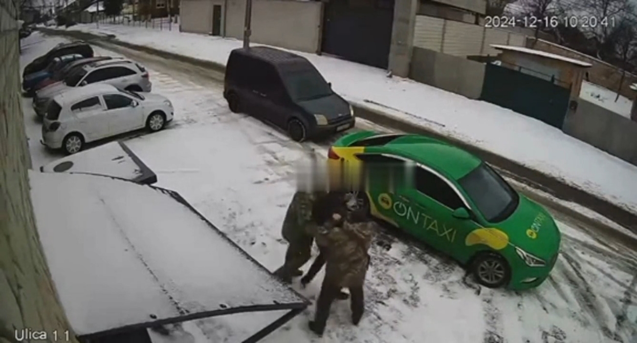 ТЦК затримали пасажира таксі. Кадр із відео