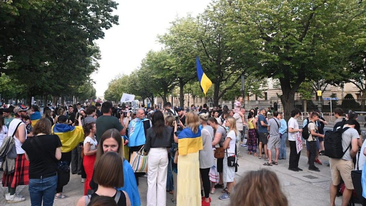 В ФРГ украинцы вышли на митинг после ракетного удара РФ. Фото: Телеграм