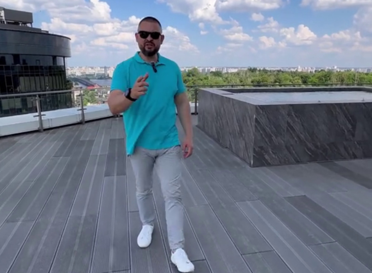В столице активно продают элитные квартиры и дома. Скриншот из видео