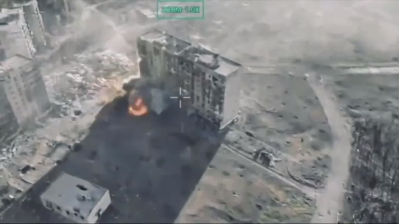 Знесення багатоповерхівки. Скріншот з відео ЗСУ